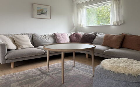 Pirka - 500M from the Sea: Sol, Meubles, Sol, Coussin, Salon, Parquet, Throw Pillow, Canapé, Oreiller