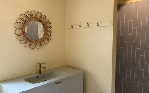 Pirka - 500M from the Sea: Mur, Sol, Design Intérieur, Luminaire Plomberie, Sol, Lavabo, Armoire De Toilette, Éclairage, Salle De Bains, Plomberie
