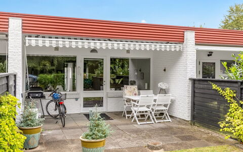Maureen - 150M from the Sea: Arbuste, Domicile, Porte, Jardin, Brique, Couverture De Sol, Chalet, Biens, Siding, Pot De Fleur