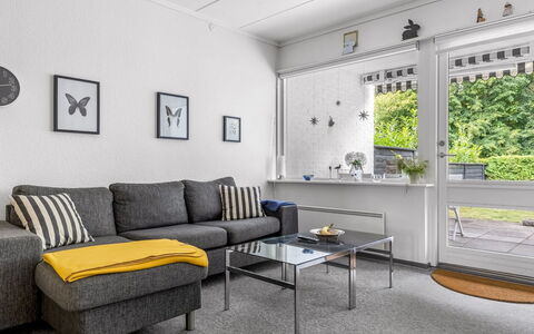 Maureen - 150M from the Sea: Meubles, Canapé, Design Intérieur, Sol, Salon, Sol, Appartement, Pièce, Domicile, Éclairage