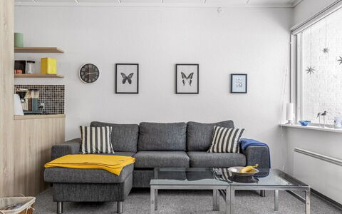 Maureen - 150M from the Sea: Meubles, Design Intérieur, Canapé, Sol, Salon, Sol, Appartement, Pièce, Éclairage, Domicile