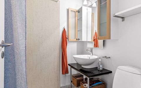 Maureen - 150M from the Sea: Design Intérieur, Luminaire Plomberie, Mur, Sol, Sol, Évier, Salle De Bains, Lavabo, Toilette, Pièce