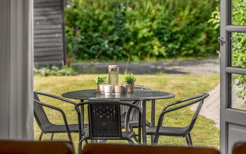Roar - 7.5Km from the Sea: Meubles, Mobilier De Jardin, Chaise, Tableau De Plein Air, Table, Table Cuisine Et Salle A Manger, Table Basse, Jardin, Ombre, Patio