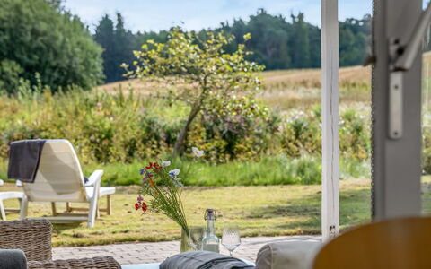 Roar - 7.5Km from the Sea: Meubles, Chaise, Mobilier De Jardin, Arbuste, Lot Terre, Jardin, Table, Tableau De Plein Air, Ombre