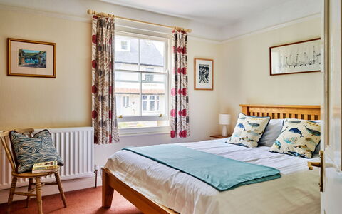 Garston: Meubles, Design Intérieur, Lit, Chambre, Sol, Sol, Bois, Drap De Lit, Literie, Pièce