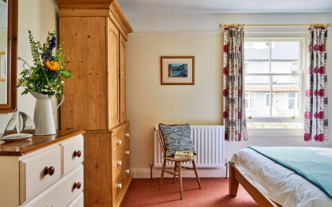 Garston: Meubles, Design Intérieur, Lit, Sol, Chambre, Mur, Sol, Bois, Pièce, Plafond