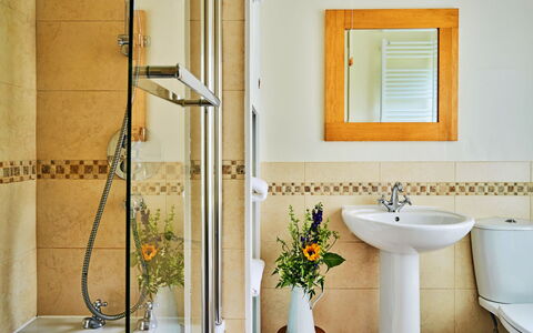 Garston: Salle De Bains, Luminaire Plomberie, Sol, Design Intérieur, Sol, Lavabo, Plomberie, Robinet, Évier, Miroir