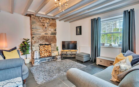 Chester House: Meubles, Design Intérieur, Bois, Canapé, Sol, Plafond, Éclairage, Domicile, Pièce, Salon