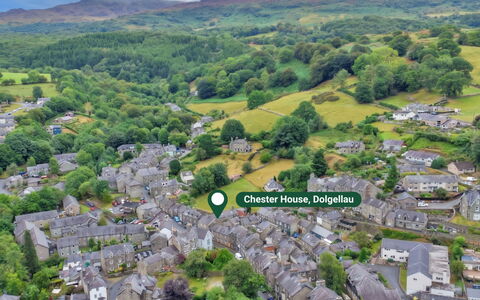Chester House: Zone Résidentielle, Paysage, Maison, Vue Du Ciel, Quartier, Banlieue, Zone Rurale, Montagnes, Toit, Village