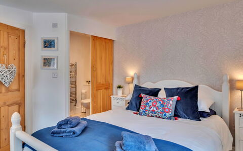 Chester House: Meubles, Lit, Design Intérieur, Chambre, Drap De Lit, Literie, Bois, Plafond, Pièce, Linge