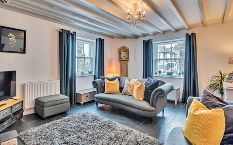 Chester House: Bois, Canapé, Meubles, Design Intérieur, Domicile, Éclairage, Salon, Plafond, Pièce