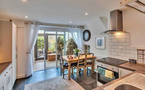 Chester House: Meubles, Design Intérieur, Cuisine, Sol, Comptoir, Sol, Bois, Plafond, Cabinetry, Appareil De Cuisine
