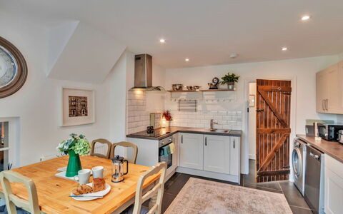 Chester House: Meubles, Design Intérieur, Sol, Mur, Cuisine, Bois, Comptoir, Plafond, Sol, Principaux Appliance
