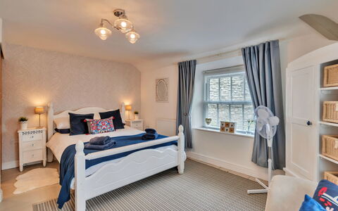 Chester House: Design Intérieur, Meubles, Lit, Chambre, Plafond, Bois, Sol, Sol, Literie, Pièce