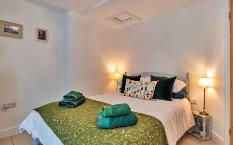 Chester House: Lit, Meubles, Design Intérieur, Literie, Chambre, Sol, Drap De Lit, Sol, Mur, Pièce