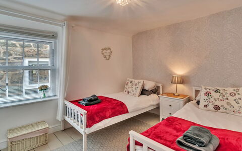 Chester House: Meubles, Chambre, Lit, Bois, Design Intérieur, Drap De Lit, Literie, Domicile, Sol, Pièce