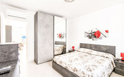 Tra Mare e Campagna: Meubles, Lit, Chambre, Design Intérieur, Sol, Sol, Mur, Drap De Lit, Literie, Pièce