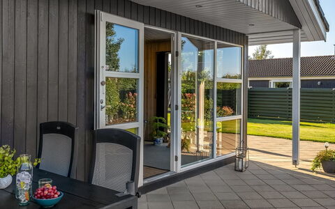 Fabian - 300M from the Sea: Bois, Meubles, Appartement, Pièce, Plafond, Tache De Bois, Chaise, Dur, Vernis, Lumber