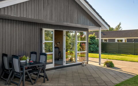 Fabian - 300M from the Sea: Bois, Meubles, Appartement, Pièce, Plafond, Tache De Bois, Chaise, Dur, Vernis, Lumber