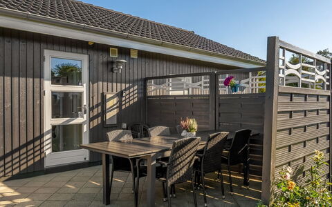 Fabian - 300M from the Sea: Bois, Meubles, Appartement, Pièce, Plafond, Tache De Bois, Chaise, Dur, Vernis, Lumber