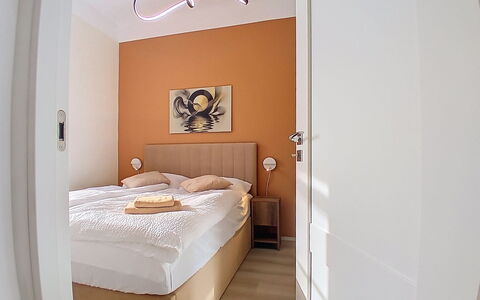 Buky Escape: Meubles, Lit, Design Intérieur, Chambre, Mur, Sol, Bois, Sol, Drap De Lit, Literie