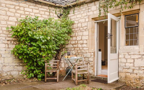 Little Hale Cottage: Meubles, Design Intérieur, Sol, Sol, Plafond, Pièce, Chaise, Table, Appartement, Table Cuisine Et Salle A Manger