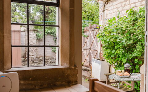 Little Hale Cottage: Meubles, Design Intérieur, Sol, Sol, Plafond, Pièce, Chaise, Table, Appartement, Table Cuisine Et Salle A Manger