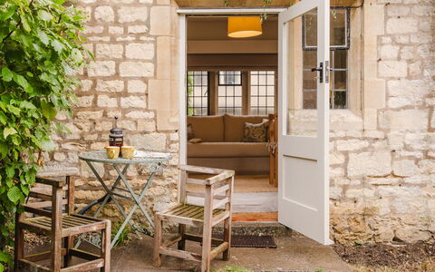 Little Hale Cottage: Meubles, Design Intérieur, Sol, Sol, Plafond, Pièce, Chaise, Table, Appartement, Table Cuisine Et Salle A Manger