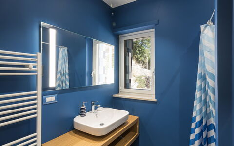 Capri: Bleu, Mur, Luminaire Plomberie, Salle De Bains, Design Intérieur, Lavabo, Sol, Sol, Évier, Robinet