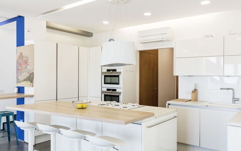 Capri: Meubles, Design Intérieur, Sol, Cuisine, Sol, Bois, Comptoir, Plafond, Luminaire, Cabinetry