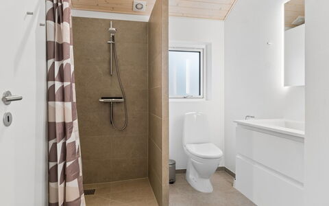 Zelma - 1.5Km from the Sea: Sol, Sol, Mur, Bois, Luminaire Plomberie, Design Intérieur, Salle De Bains, Plafond, Toilette, Pièce