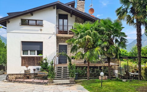 Villa Chiara e Chloe: Bâtiment, Fenêtre, Maison, Zone Résidentielle, Domicile, Architecture, Chalet, Porte, Balcon