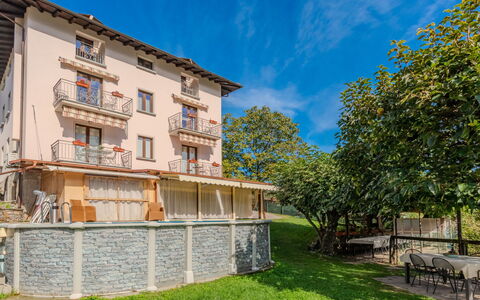Al Roccolo: Balcon, Porche, Clôture, Balustre, Balustrade, Vallée, Ferme, Accueil Escrime, Villa, Village De Montagne