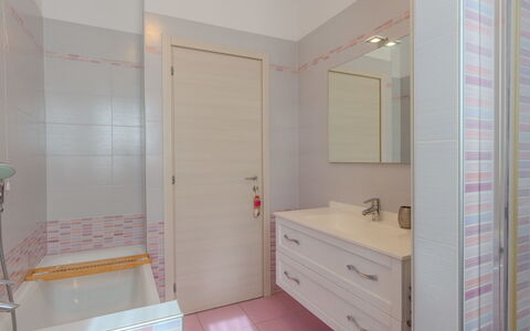 Al Roccolo: Luminaire Plomberie, Salle De Bains, Design Intérieur, Sol, Sol, Lavabo, Évier, Plomberie, Armoire De Toilette, Miroir