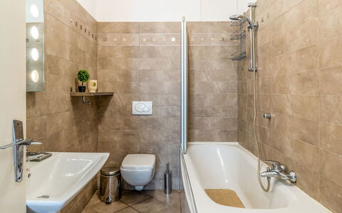 Barella: Salle De Bains, Design Intérieur, Sol, Luminaire Plomberie, Sol, Mur, Baignoire, Évier, Toilette, Robinet