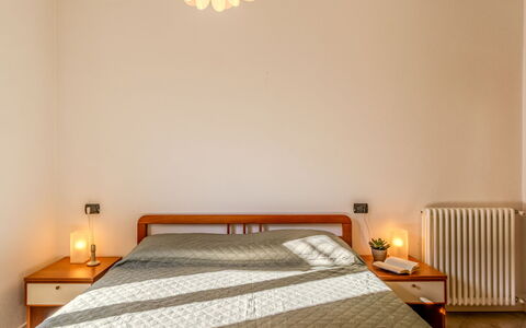Barella: Lit, Design Intérieur, Chambre, Meubles, Mur, Drap De Lit, Literie, Sol, Bois, Sol