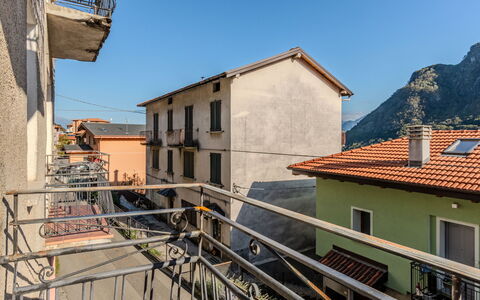 Barella: Ville, Domicile, Balcon, Design Urbain, Appartement, Balustrade, Pente, Le Fer, Balustre, Clôture