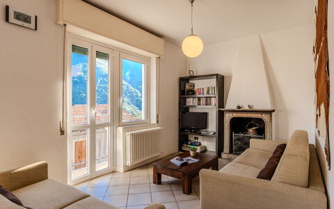Barella: Meubles, Design Intérieur, Mur, Sol, Pièce, Bois, Plafond, Sol, Canapé, Salon