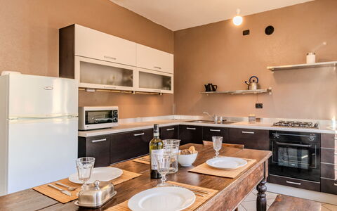 Barella: Meubles, Design Intérieur, Sol, Cuisine, Bois, Comptoir, Cabinetry, Plafond, Appareil De Cuisine, Sol