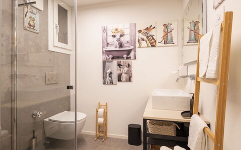 Kuerc Design Mountain Home: Design Intérieur, Sol, Mur, Sol, Luminaire Plomberie, Salle De Bains, Bois, Toilette, Plafond, Éclairage