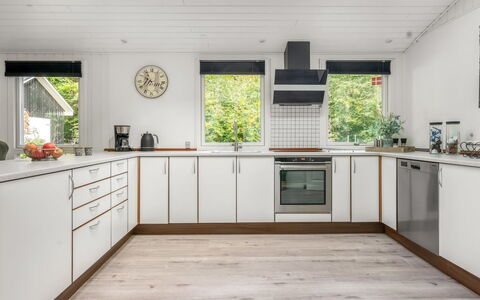 Nanook - from the Sea: Sol, Cuisine, Bois, Comptoir, Design Intérieur, Cabinetry, Sol, Principaux Appliance, Appareil De Cuisine, Parquet