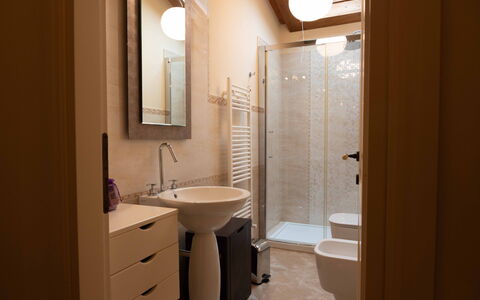 Tenuta di Mezzo: Lavabo, Sol, Design Intérieur, Sol, Mur, Luminaire Plomberie, Bois, Salle De Bains, Évier, Miroir