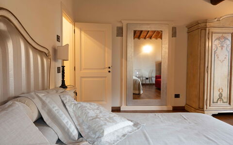 Tenuta di Mezzo: Lit, Meubles, Chambre, Design Intérieur, Mur, Bois, Drap De Lit, Literie, Pièce, Sol