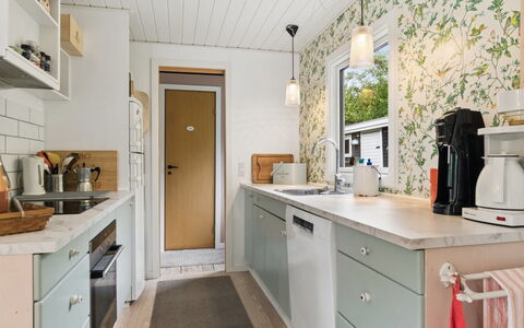 Ølvir - 525M from the Sea: Cuisine, Comptoir, Design Intérieur, Appareil De Cuisine, Bois, Principaux Appliance, Sol, Cabinetry, Meubles, Plafond