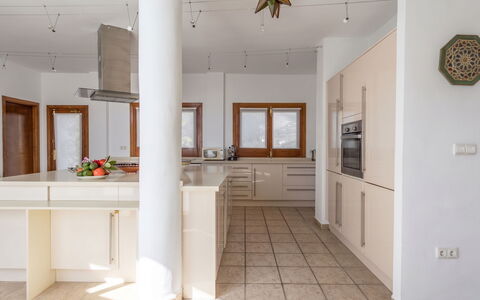 Laura: Sol, Sol, Design Intérieur, Plafond, Bois, Cuisine, Meubles, Luminaire, Comptoir, Éclairage