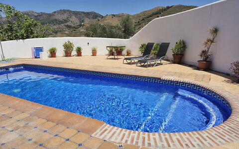 Laura: Bleu, Piscine, Composite, Mobilier De Jardin, Recours, Hacienda, Ombre, Eco Hôtel, Caractéristique De L'Eau, Villa