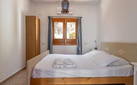 Laura: Lit, Chambre, Meubles, Design Intérieur, Bois, Literie, Drap De Lit, Sol, Plafond, Sol