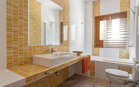 Laura: Lavabo, Salle De Bains, Design Intérieur, Luminaire Plomberie, Mur, Évier, Sol, Sol, Robinet, Miroir