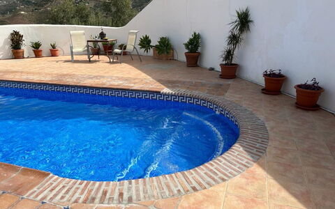 Laura: Piscine, Composite, Dalle, Caractéristique De L'Eau, Tuile, Recours, Hacienda, Mobilier De Jardin, Villa