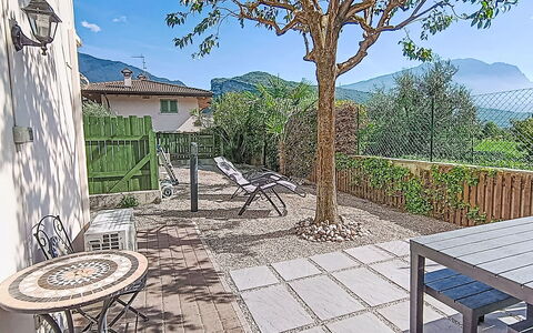 La Rosa: Herbe, Architecture, Domicile, Maison, Lot Terre, Chalet, Biens, Ferme, Cour, Pelouse